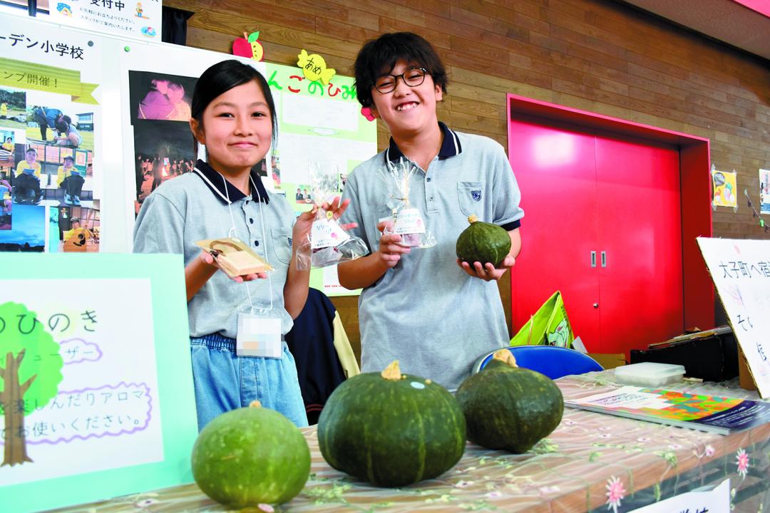 イベントブースで探究活動の成果などを紹介するリリーガーデン小の児童ら=水戸市全隈町(画像の一部を加工しています)