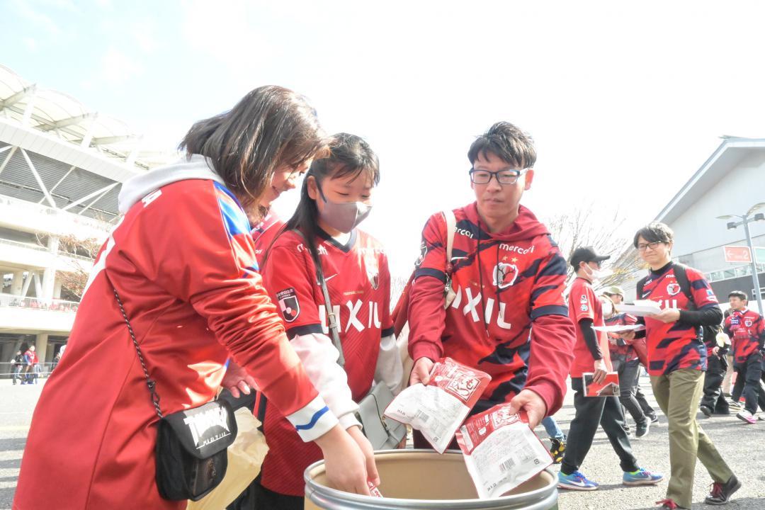 回収箱に食品を寄付するJ1鹿島のサポーターら=鹿嶋市神向寺