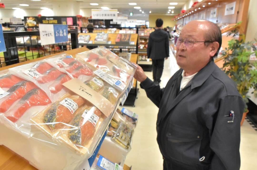 冬のギフトセンターで商品を選ぶ買い物客=水戸市泉町