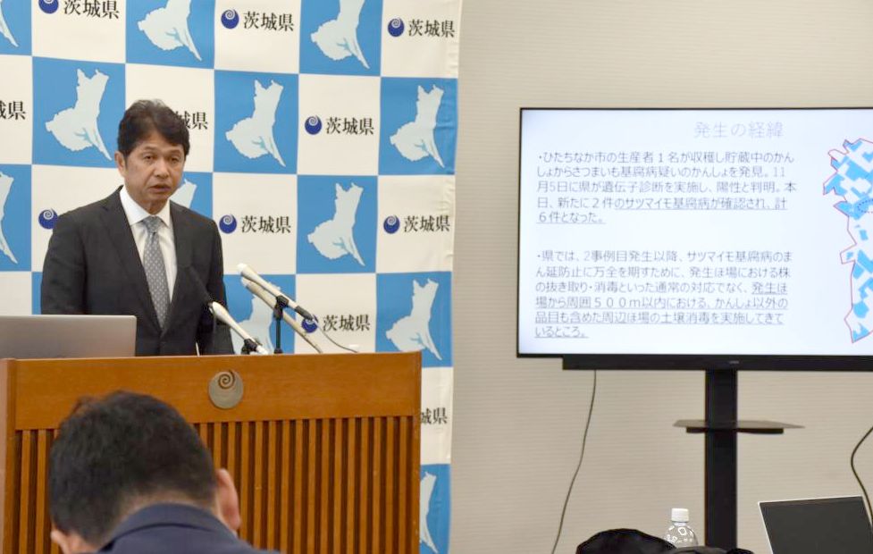 臨時の記者会見を開き、発生の経緯などを説明する大井川和彦知事=県庁