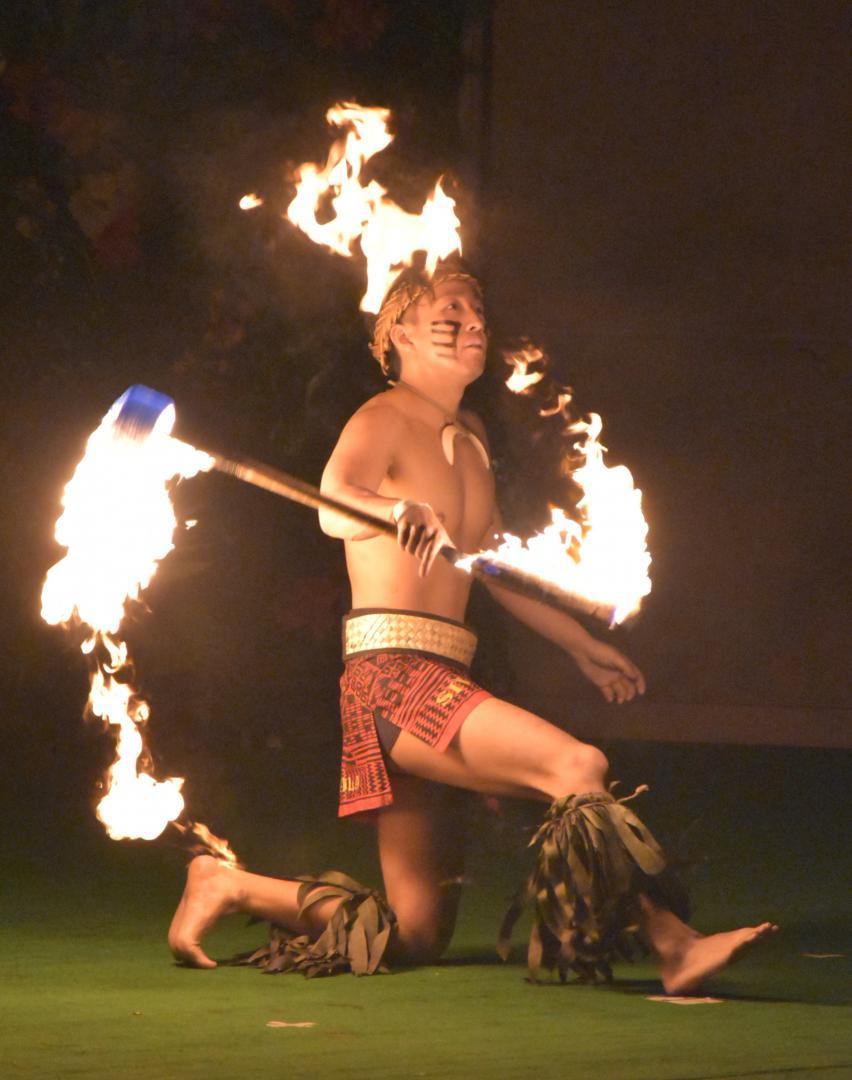 サモアで開かれるファイヤーナイフダンスの国際大会に出場するアフィ諒汰さん=福島県いわき市