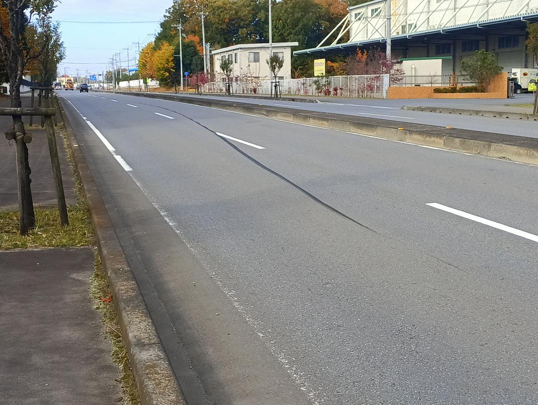 トラックにはねられオートバイの男性が重傷を負った現場=20日午前9時18分ごろ、古河市新和田