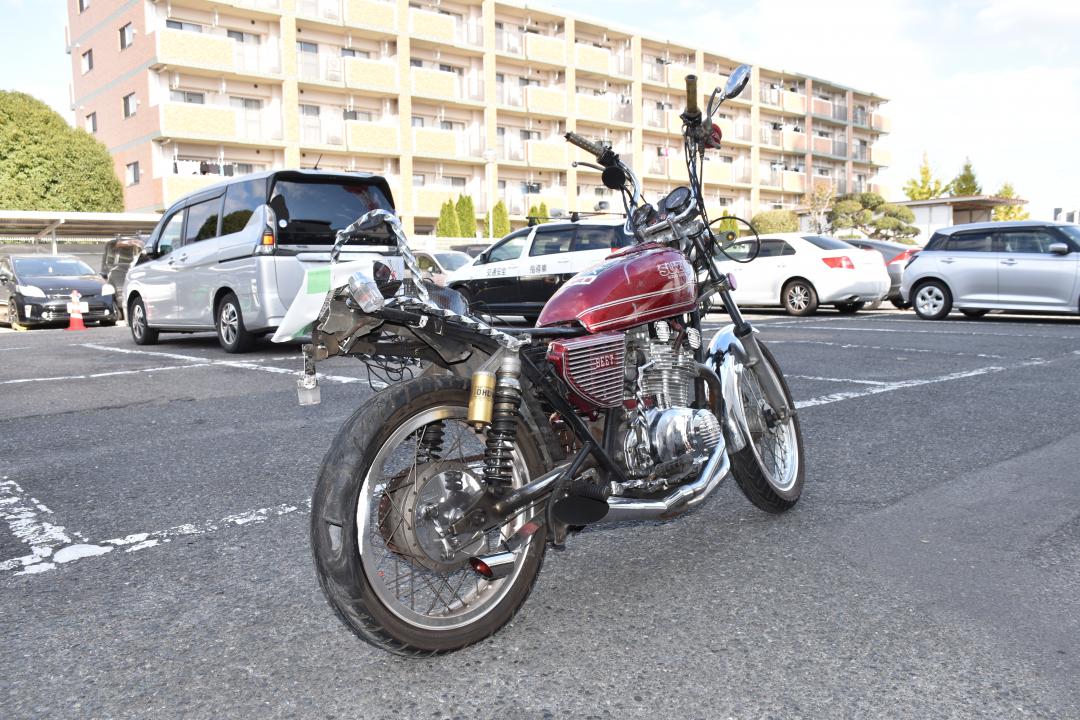 男性が乗っていたオートバイ=20日午後0時25分ごろ、古河市旭町の古河警察署