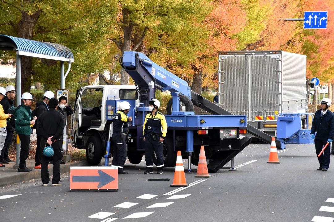 事故現場を調べる県警の警察官ら=20日午後3時45分ごろ、つくば市並木