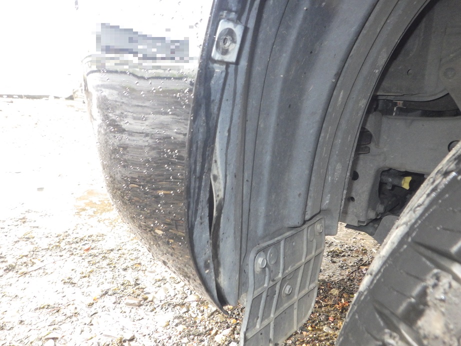 被害車両のフェンダー部には、盗むために電子機器を接続した痕跡が残されていた=昨年5月、大洗町(県警提供)