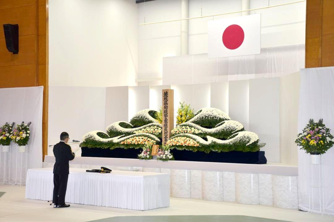 殉職警察職員の慰霊祭で式辞を読み上げる滝沢幹滋県警本部長=茨城町上石崎の県警察学校