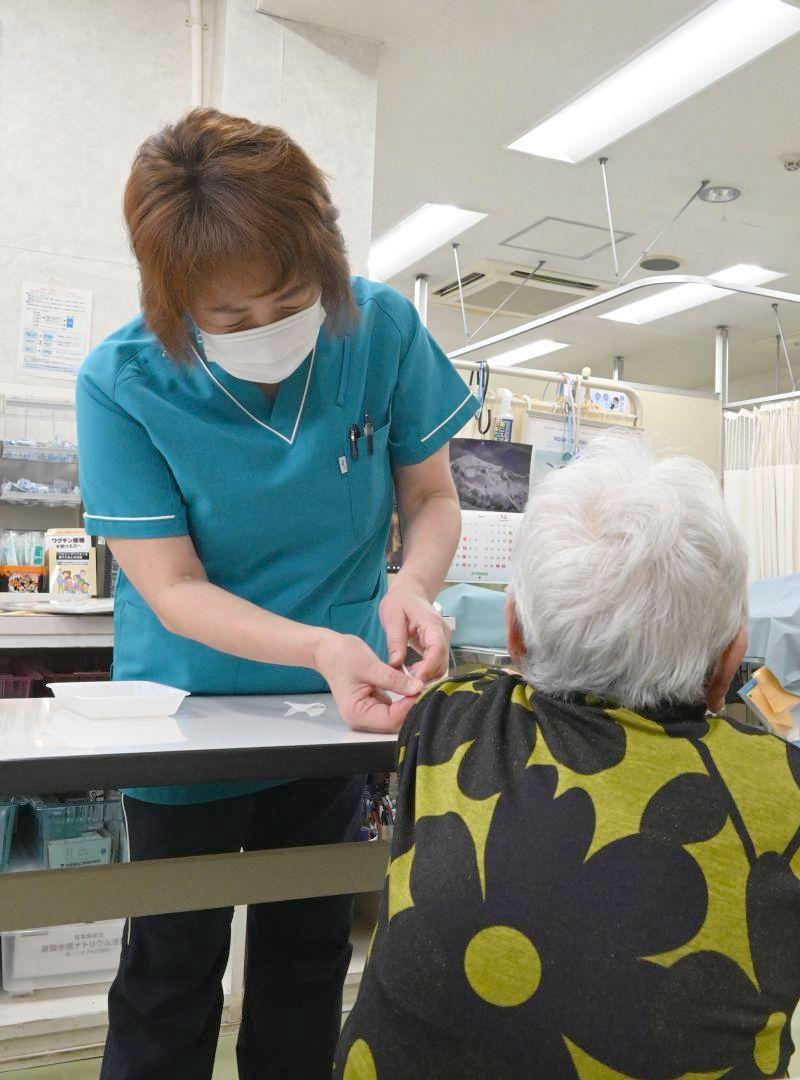 インフルエンザのワクチンを接種するいとう医院の看護師=18日、常総市古間木新田