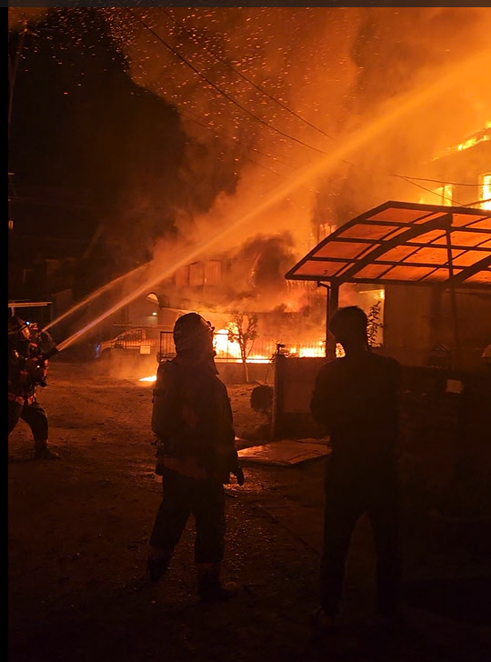 激しく燃える住宅=守谷市本町(住民提供の動画から)