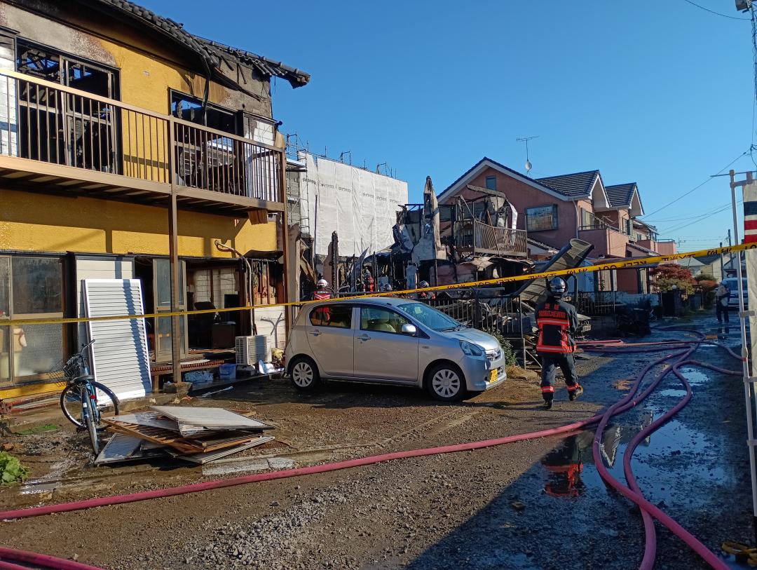 複数の住宅が焼けた現場=21日午前9時12分、守谷市本町