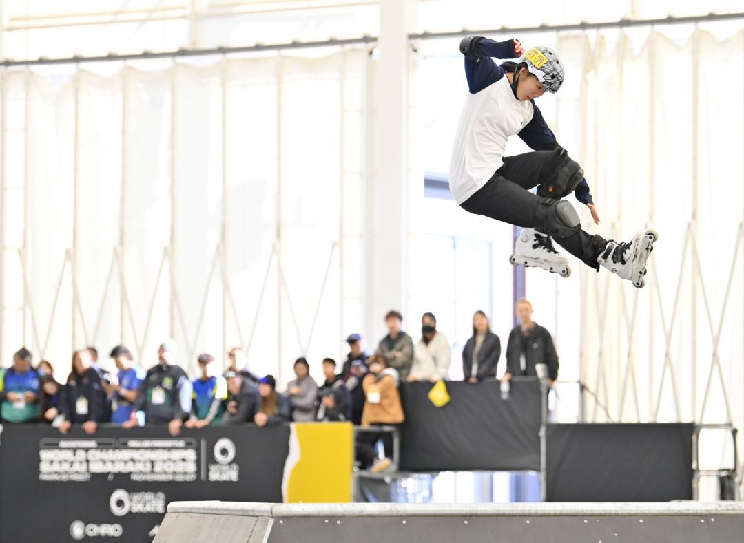 「茨城境アーバンスポーツフェス」が開幕し、公式練習で技を繰り出す明賀芽泉=境町上小橋