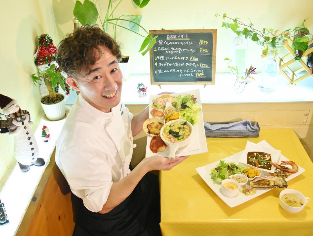 看板料理を手に笑顔を見せる「ダリア」のシェフ、萩谷純弘さん=ひたちなか市高野