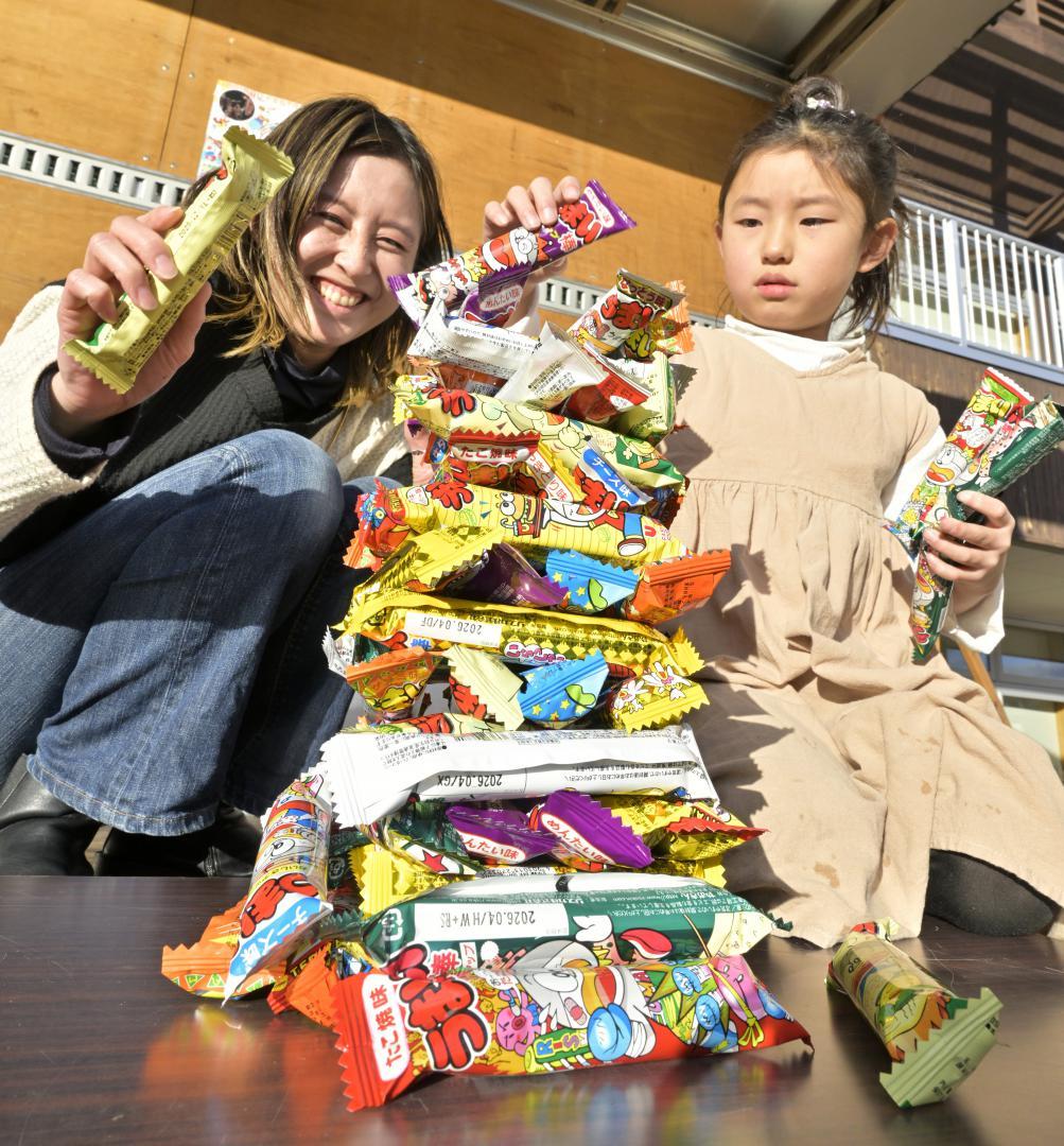 制限時間内に積んだ高さを競う「うまい棒積み上げコンテスト」=大子町大子