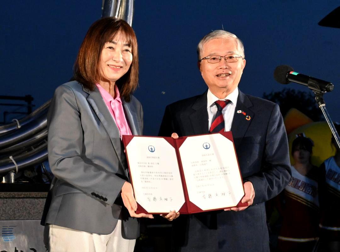 安藤真理子土浦市長から「台南通り」の認定書を贈られた蔡明耀副代表(右)=同市大岩田