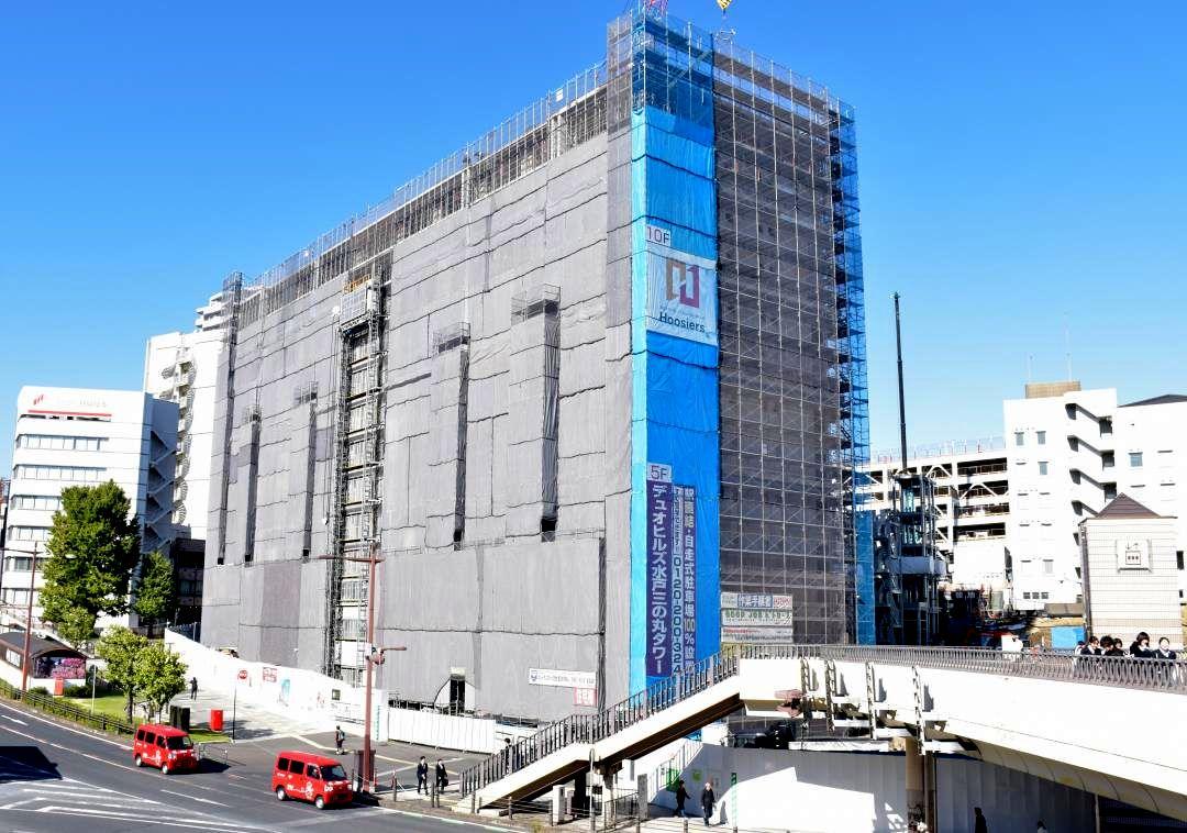 水戸駅北口前で建設が進むマンション「デュオヒルズ水戸三の丸タワー」=水戸市三の丸