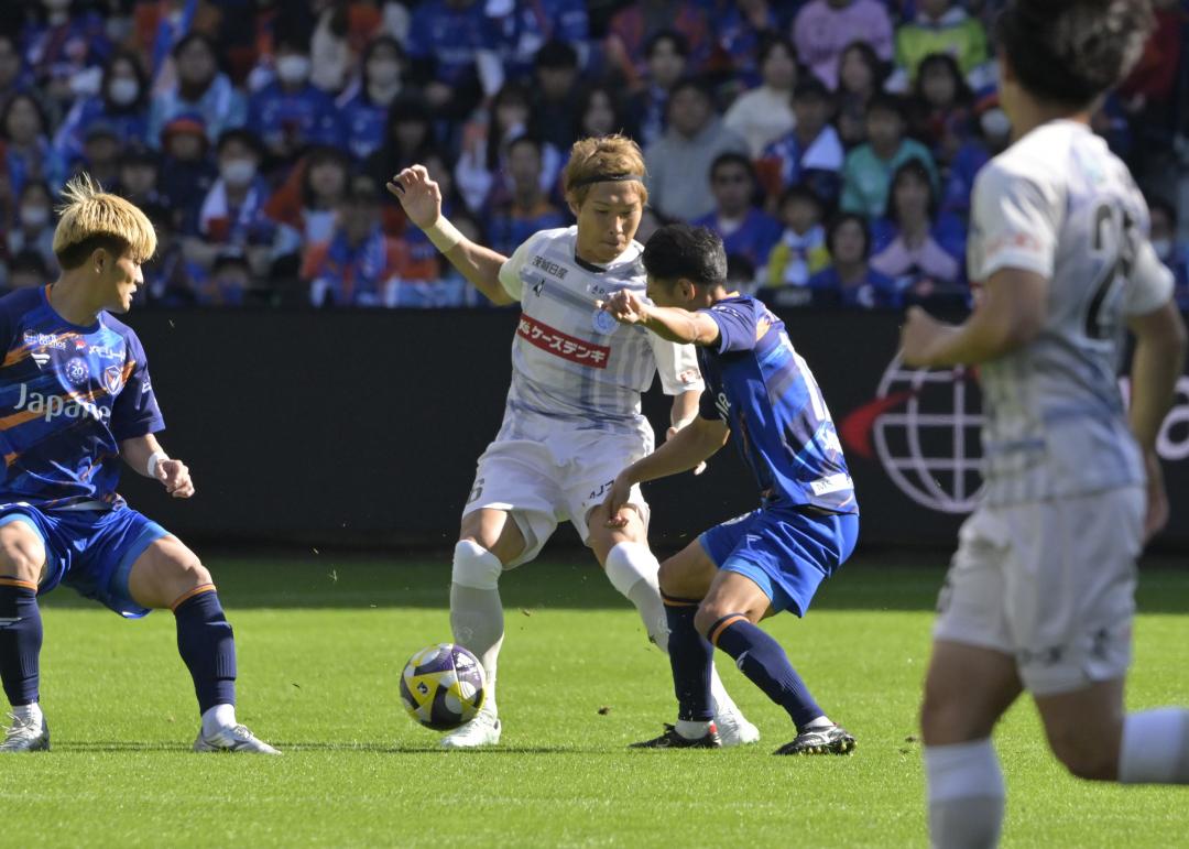 長崎―水戸　前半16分、相手と競り合う水戸・飯田=長崎県長崎市の長崎スタジアムシティ