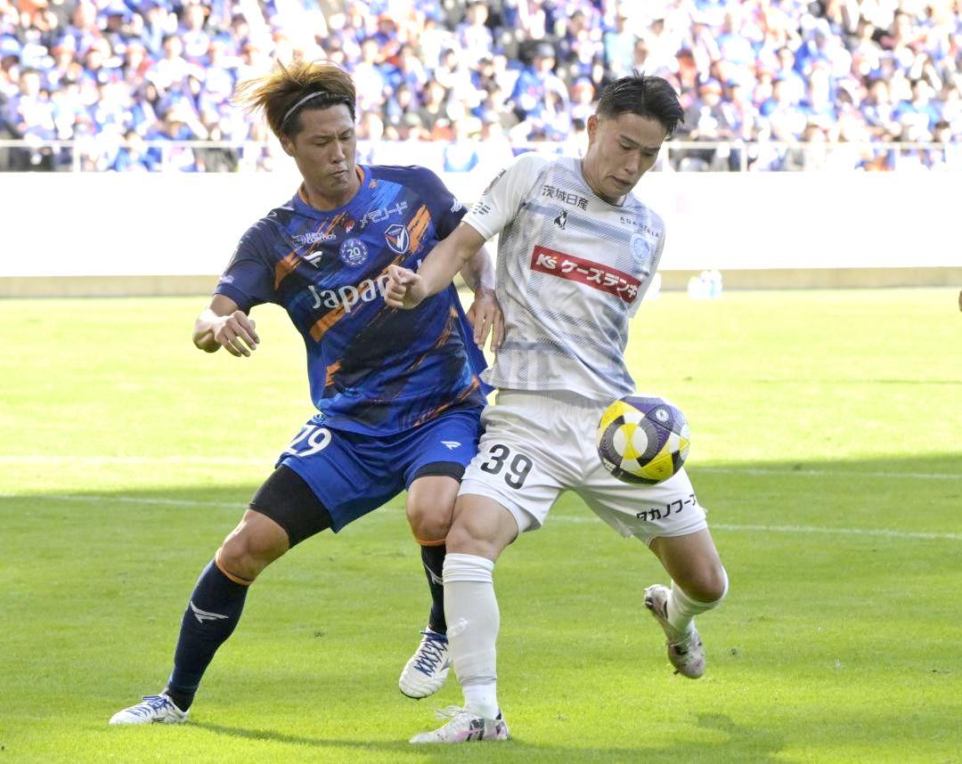 長崎―水戸　前半39分、相手と競り合う水戸・山本(右)=長崎県長崎市の長崎スタジアムシティ