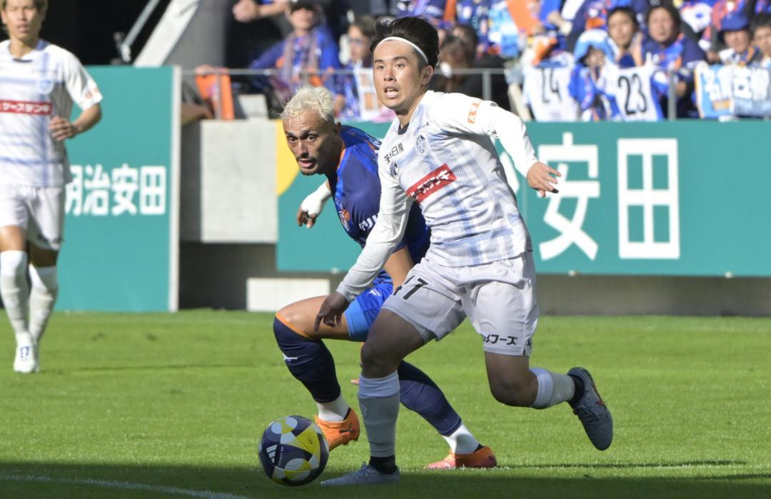 長崎－水戸　後半３分、相手と競り合う水戸・仙波（右）＝ピーススタジアムｂｙＳｏｆｔＢａｎｋ