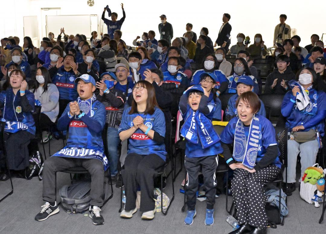 J2長崎戦のパブリックビューイングで、水戸の選手が決定機を逃し、悔しがるサポーター=23日午後、水戸市役所