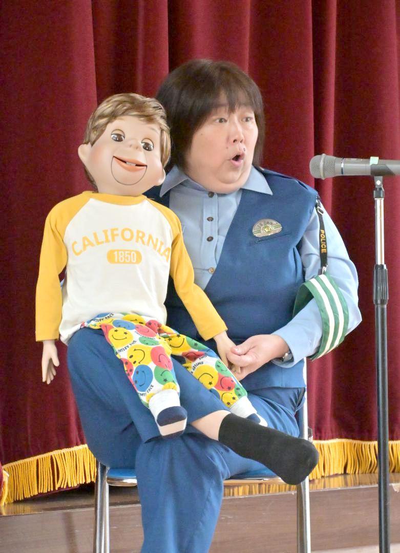 腹話術人形「けんちゃん」と一緒に、子どもたちに交通安全の大切さを伝える茅根ゆかりさん=笠間市平町
