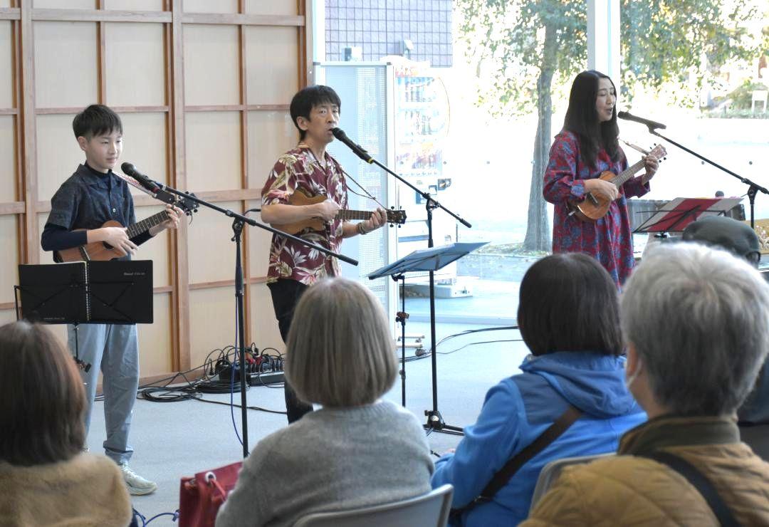 演奏を披露するウクレレユニット「マコレレと愉快な仲間たち=」日立市千石町