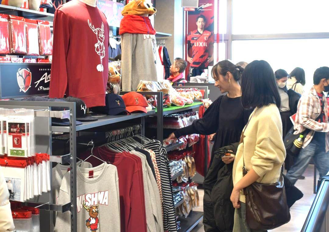 多くの客でにぎわう鹿島アントラーズクラブハウス内のオフィシャルショップ。商品が充実している=鹿嶋市粟生