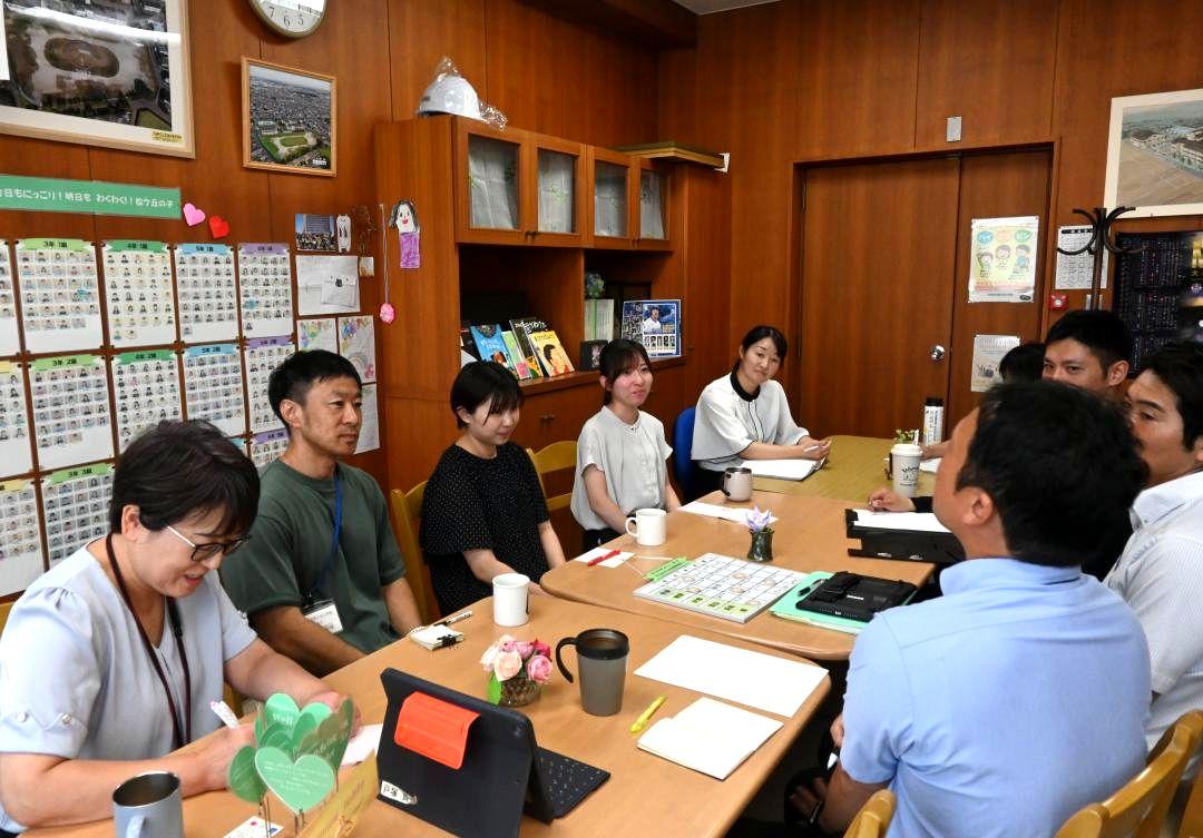 放課後に働き方改革の取り組みについて意見を出し合う教員たち=9月29日、守谷市立松ケ丘小