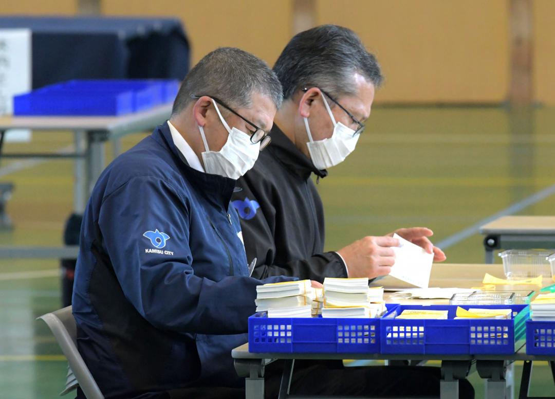 投票用紙を点検する市職員=26日午前9時41分、神栖市溝口