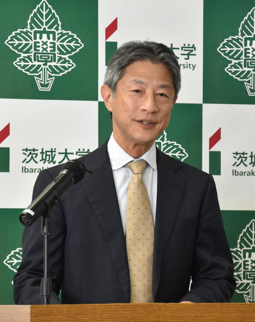 学長として取り組みたい重点テーマなどを説明する佐川泰弘理事・副学長=水戸市文京