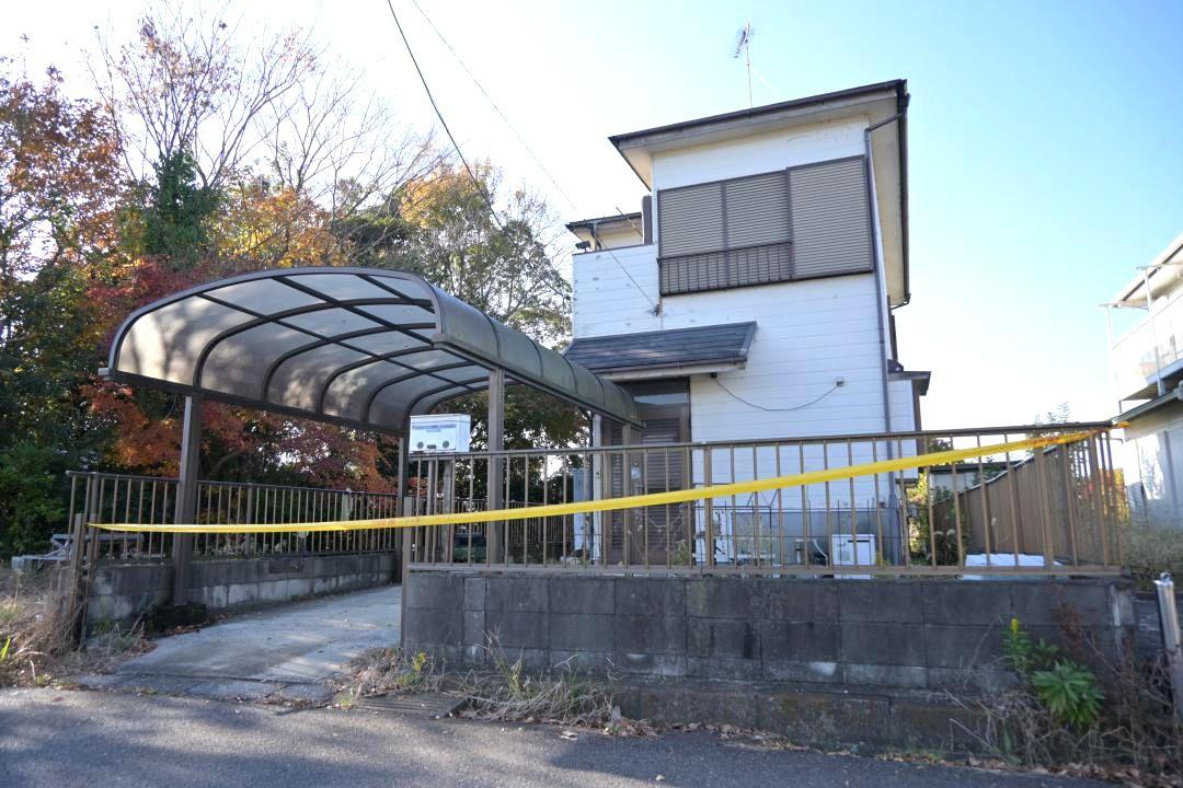 男性の遺体が発見された住宅=26日、河内町下加納