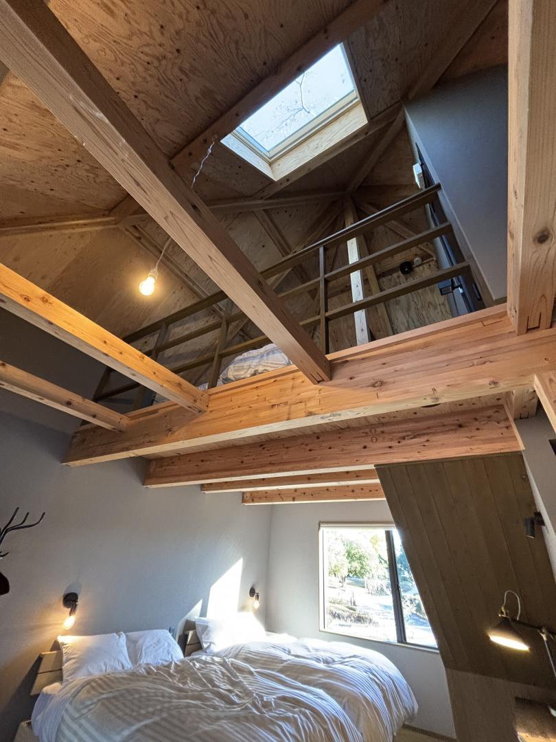 コテージの室内。県産木材の温かみある空間に、天窓から木漏れ日が差し込む