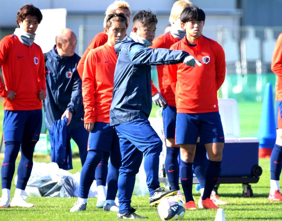 東京V戦に向けての練習で指示を送るJ1鹿島の鬼木監督(手前)=クラブハウスグラウンド