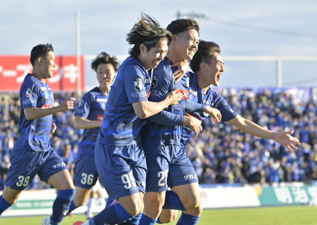 水戸―大分　後半、多田(右から2人目)のゴールで先制し、喜び合う水戸の選手たち=ケーズデンキスタジアム水戸