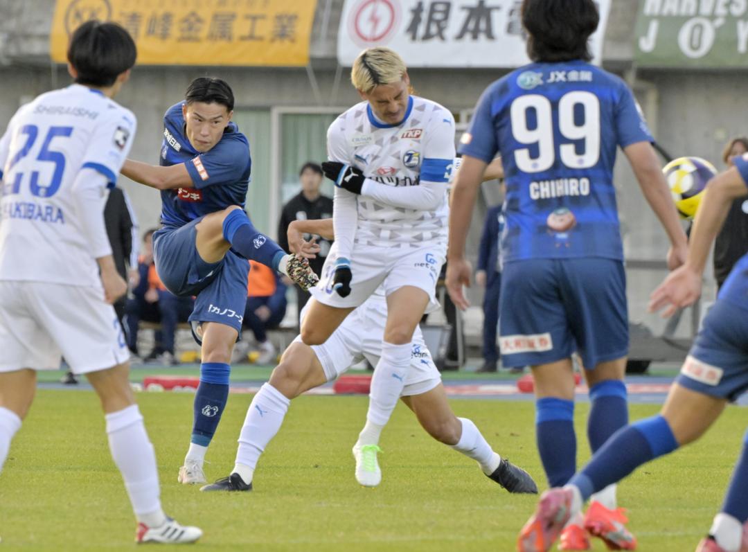 水戸―大分　後半30分、チーム2点目を決める水戸・山本(左から2人目)=ケーズデンキスタジアム水戸