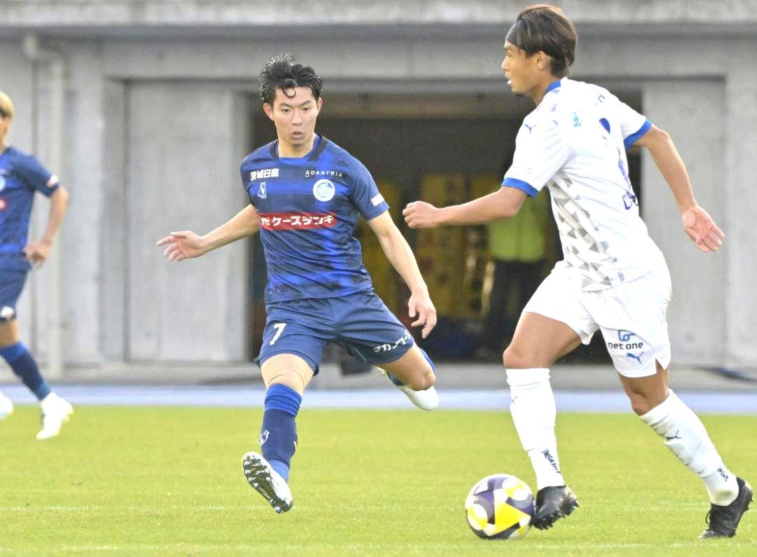 水戸-大分　後半42分、相手の攻撃を阻む水戸・渡辺(左)=ケーズデンキスタジアム水戸