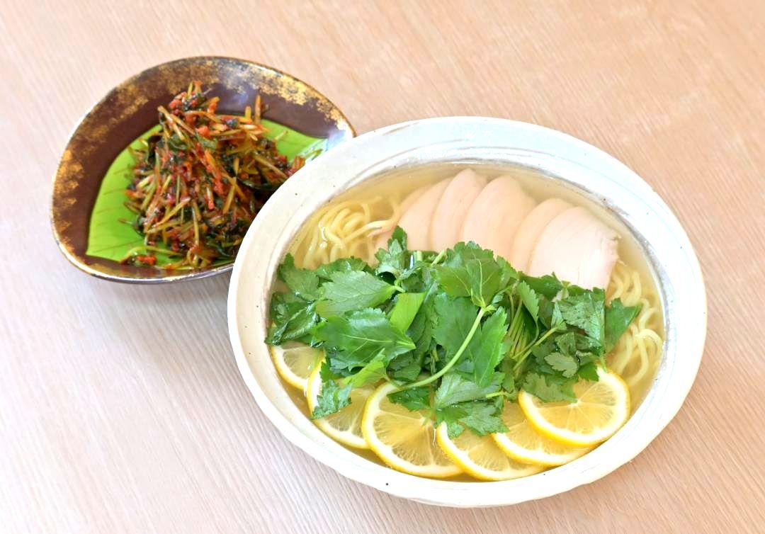 みつばのキムチ(左)と「鶏と三つ葉の塩ラーメン」