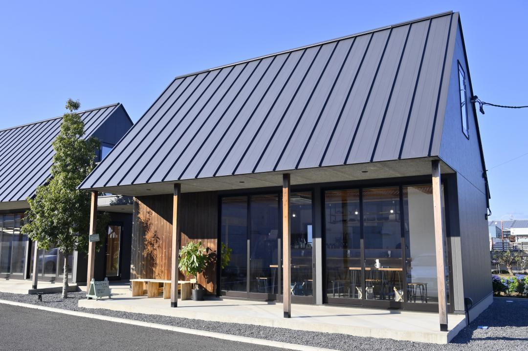 前面ガラス張りで開放的な店舗