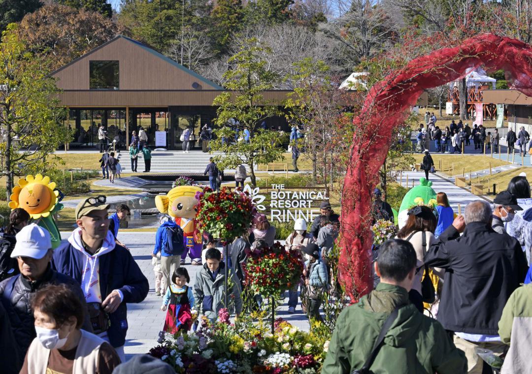 リニューアルオープンし多くの来園者でにぎわう県植物園「ザ・ボタニカルリゾート林音」=29日、那珂市戸