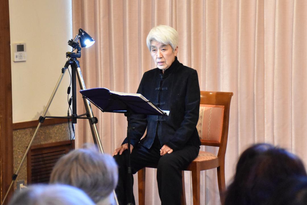 永井路子さんの作品を語りで熱演する古屋和子さん=古河市中央町