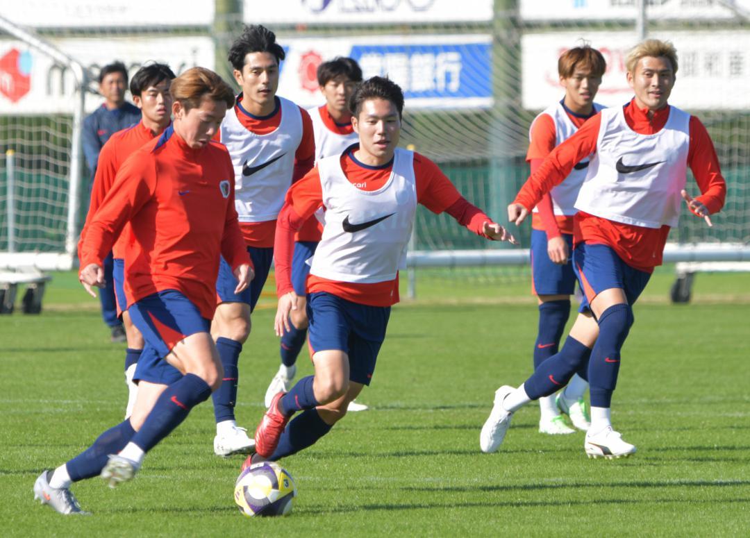 東京V戦に向けての練習に取り組むJ1鹿島の選手たち=クラブハウスグラウンド