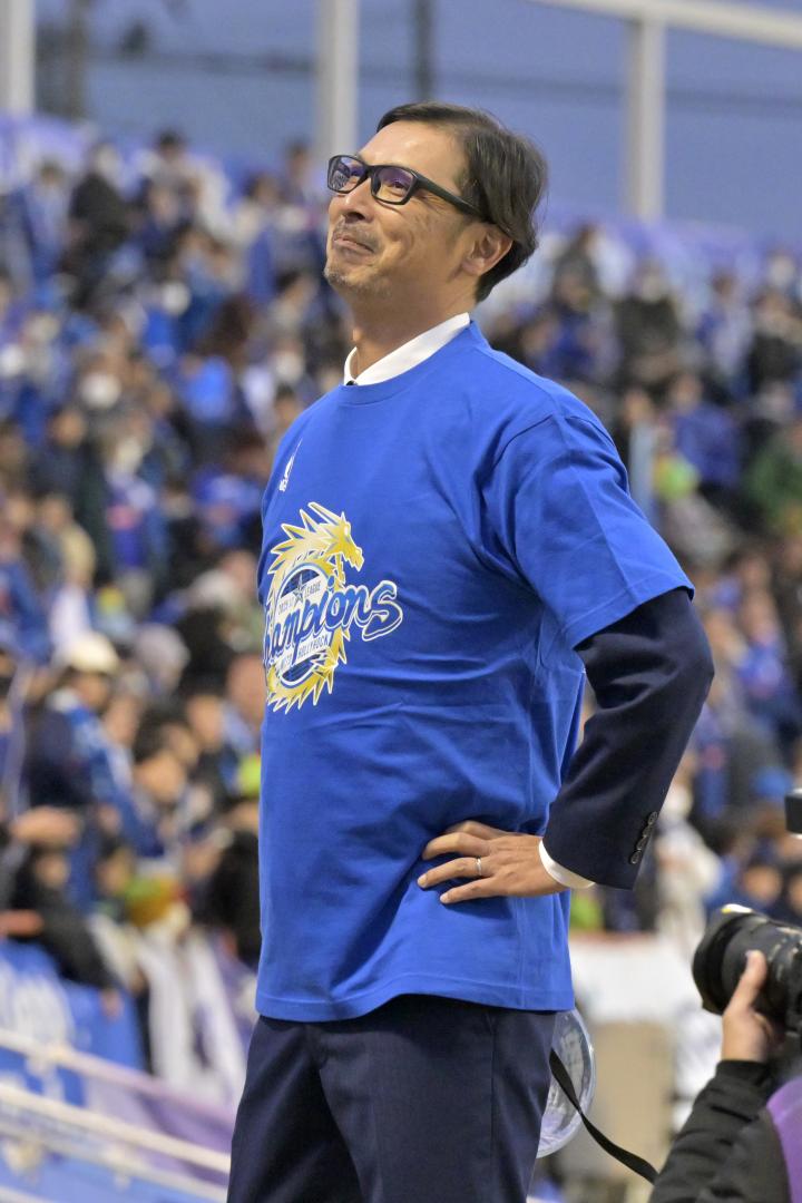 サポーターからの声援を受け、笑顔を見せる森監督＝ケーズデンキスタジアム水戸