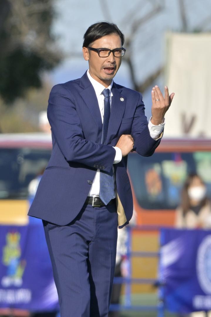 水戸―大分　前半６分、選手に指示を出す水戸・森監督＝ケーズデンキスタジアム水戸