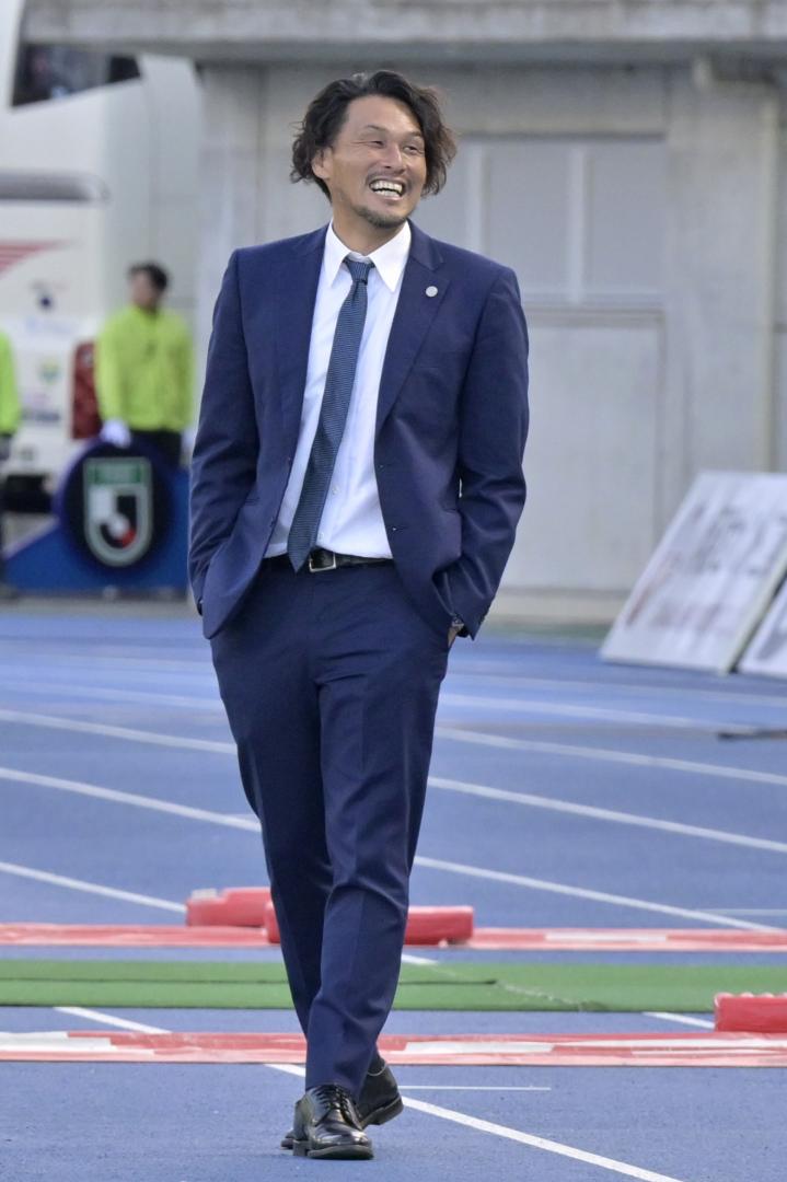 水戸のJ1昇格が決まり、喜ぶ選手たちを見守る本間幸司CRO=ケーズデンキスタジアム水戸