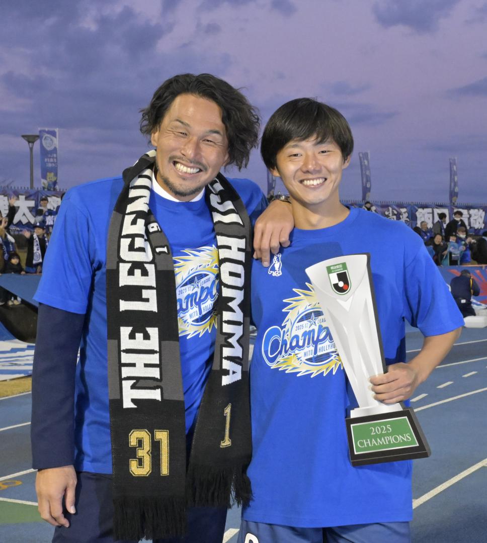 水戸―大分　試合終了後J2優勝、J1昇格が決まり水戸・大崎と喜ぶ本間幸司クラブ・リレーション・オーガナイザー=ケーズデンキスタジアム水戸