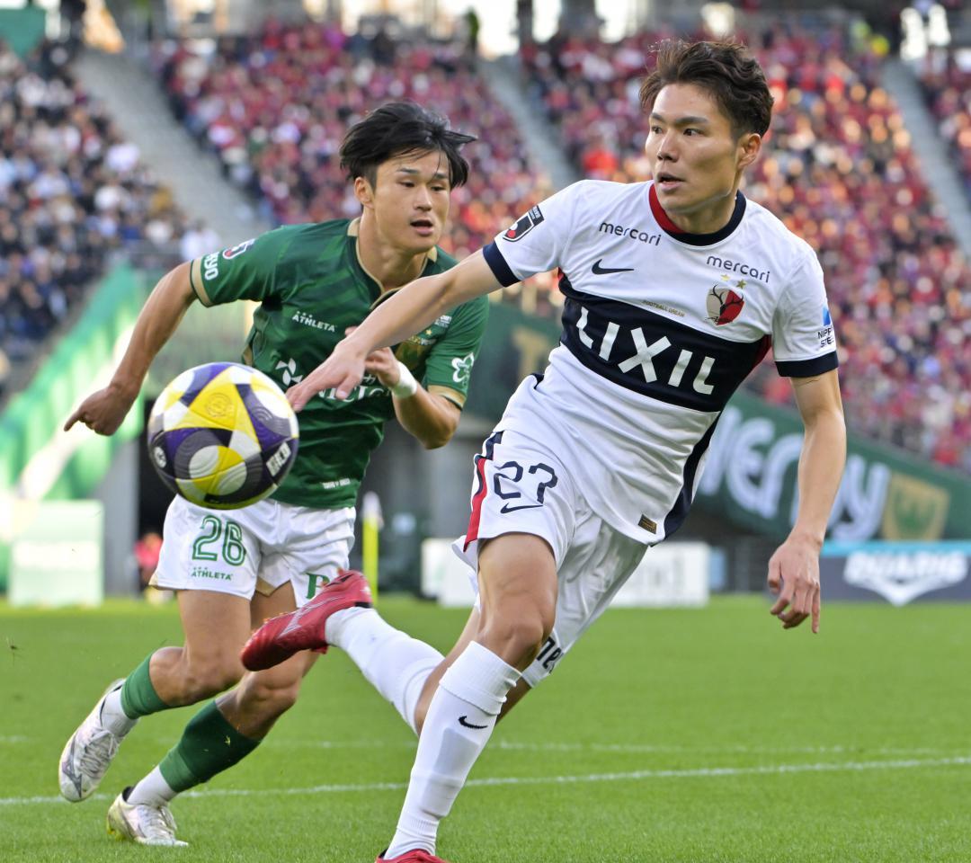 東京V-鹿島　後半14分、ボールを追う鹿島・松村(右)=味の素スタジアム