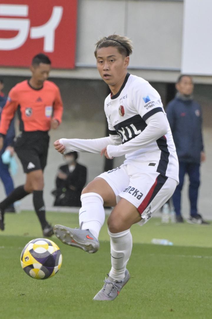 東京V-鹿島　後半29分、ゴール前にパスを出す鹿島・荒木=味の素スタジアム