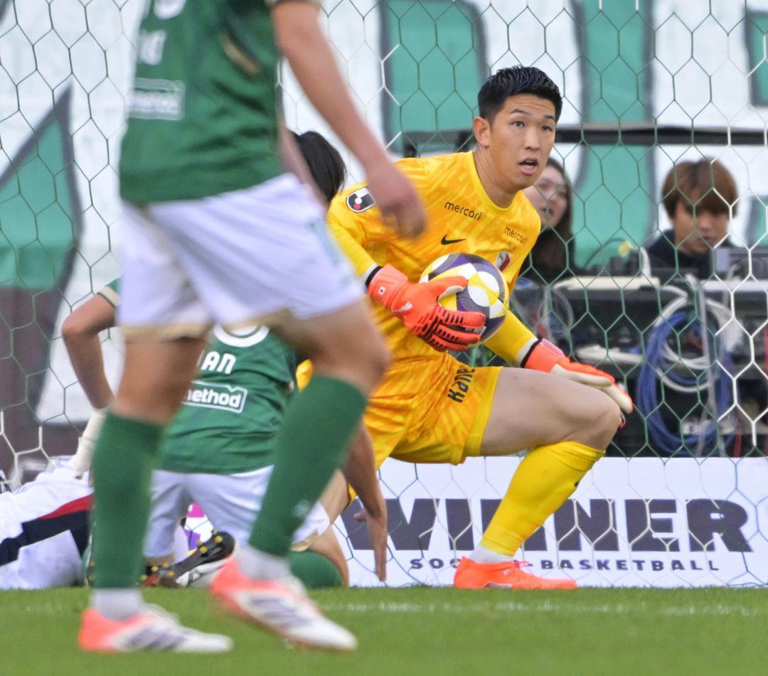 東京V-鹿島　前半31分、セーブする鹿島・早川(奥)=味の素スタジアム