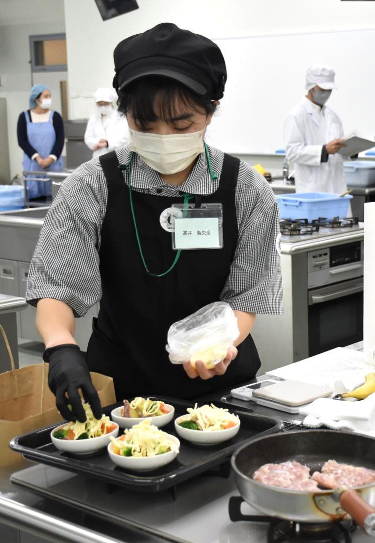 ヘルシーメニューを調理するコンクール応募者=日立市大みか町