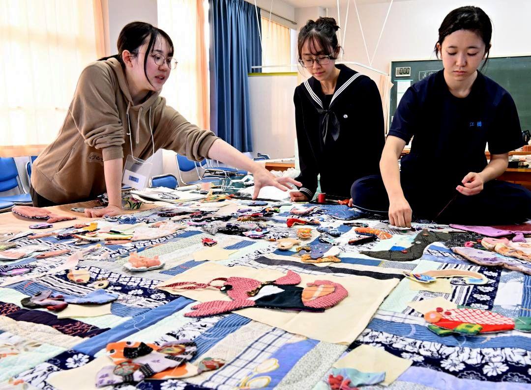 常磐大の栗村晏奈さん(左)が進める水戸とフィリピンをアートでつなぐプロジェクト=水戸市三の丸