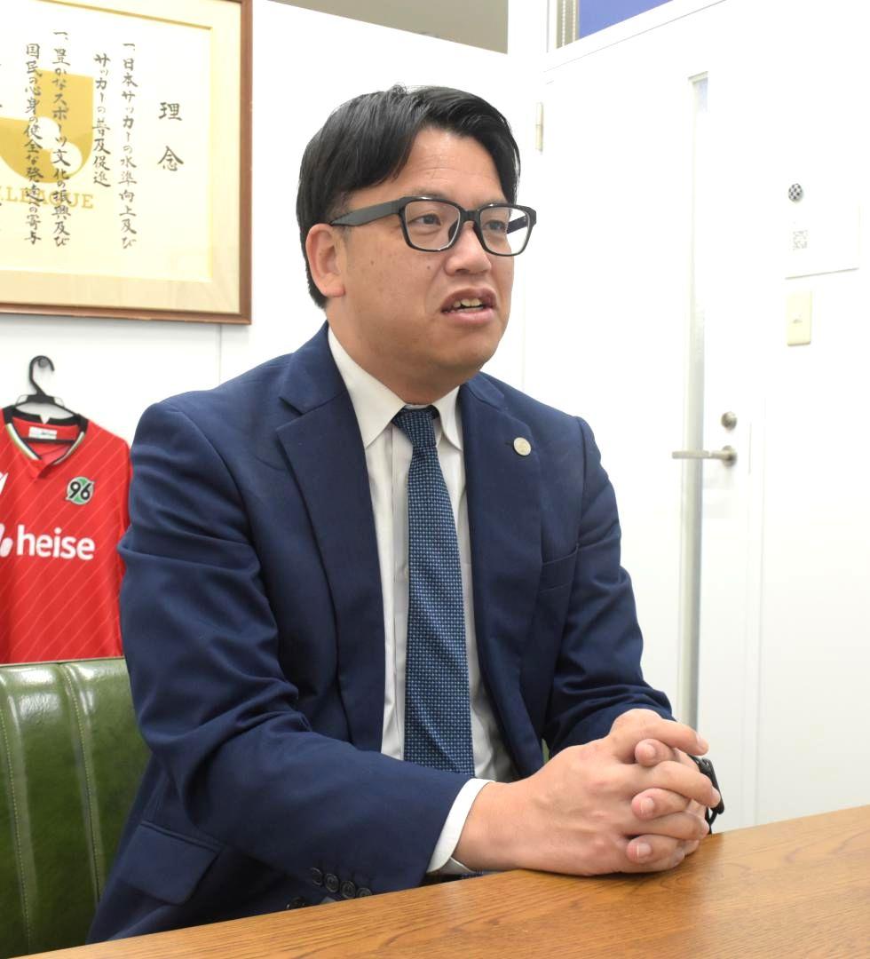 J1昇格時の試算を説明するJ2水戸の小島耕社長=水戸市宮町