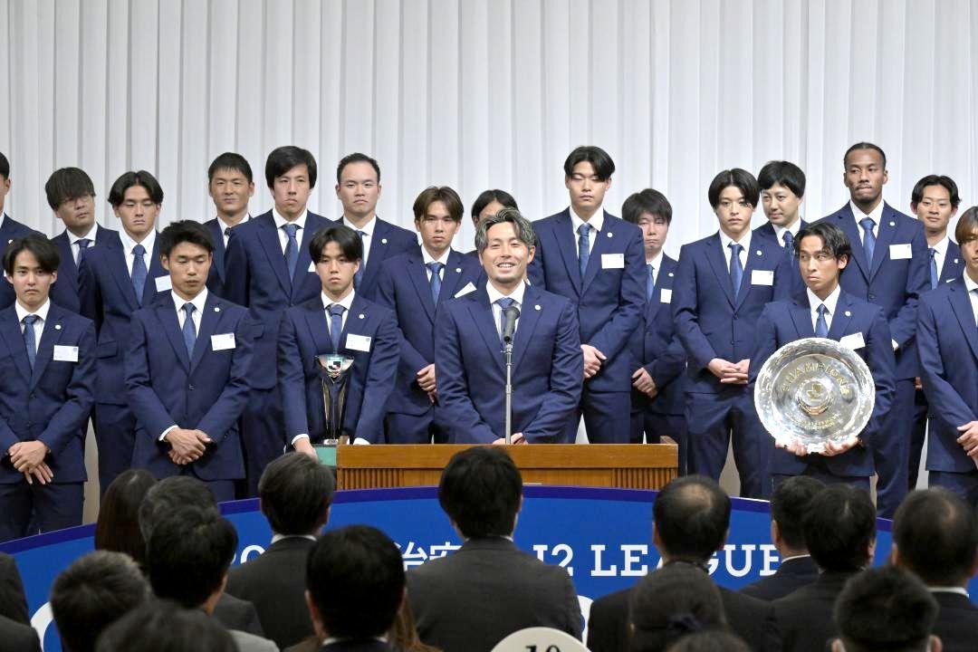 シーズンエンドパーティーで感謝を述べるキャプテンの松原修平選手(中央)=水戸市千波町